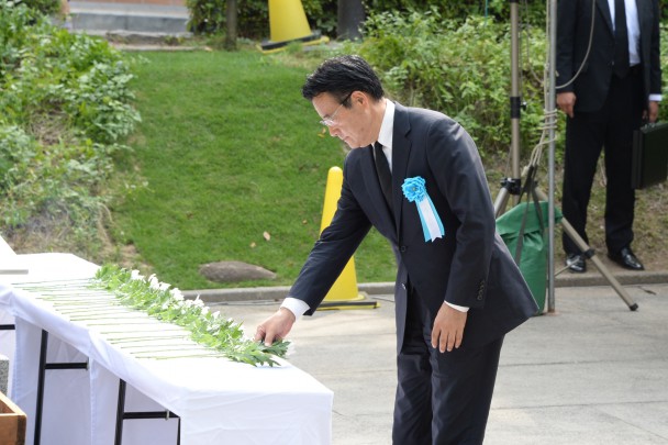 動員学徒原爆死没者追悼式典で献花する岡田代表