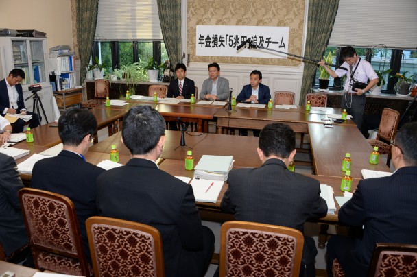 公的年金「運用見直し後通年赤字」。年金損失5兆円追及チーム、検証求める