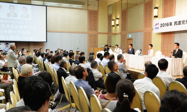 会場からの質問に答える3候補