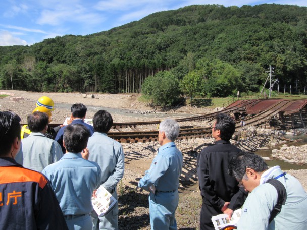 新得町のJR橋りょうが崩落した現場を視察