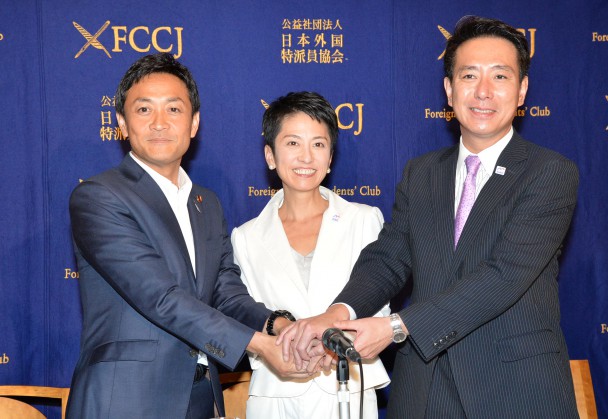 共同記者会見に臨む3候補