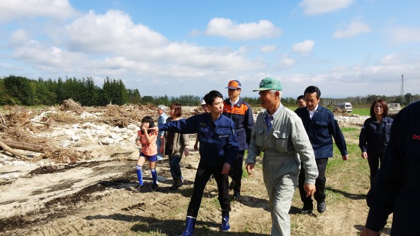 清水町旭山の境野牧場では牧草地の浸水被害状況を視察