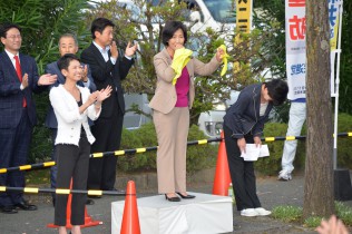 街頭演説で訴える新井ふみ子総支部長