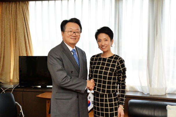 李駐日韓国大使と握手する蓮舫代表