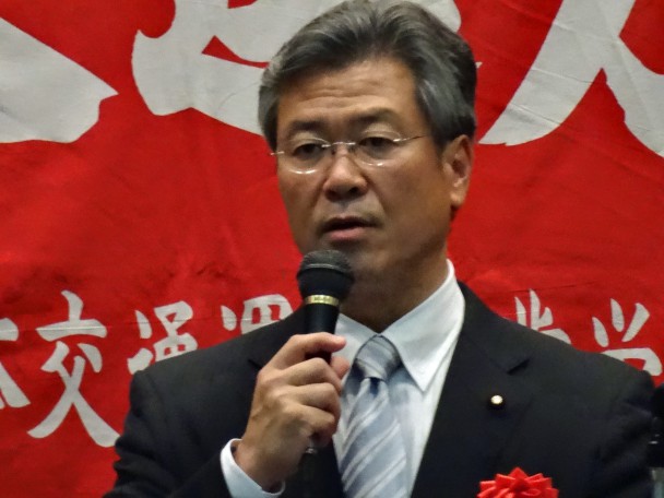 あいさつする馬淵澄夫選対委員長