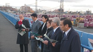 宮城県広域防災拠点整備事業を視察する岡田本部長ら