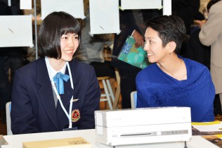 高校生活や交流拠点のメリットについて話を聞く蓮舫代表