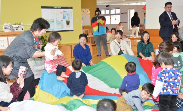 子どもたちに大人気の遊び「パラシュート」で子どもたちとふれあう蓮舫代表