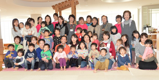 利用者のママたち、子どもたちと記念撮影する蓮舫代表