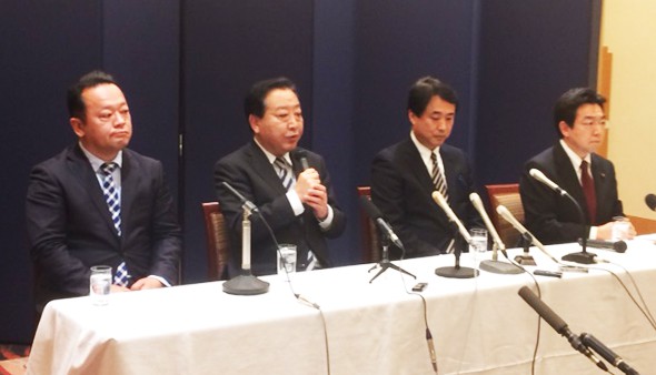 現総支部長・吉田大成氏、野田幹事長、阿部氏、近藤洋介県連代表が揃って会見した