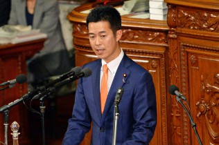 反対討論に立つ井坂信彦議員