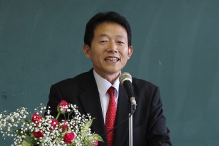 あいさつする近藤和也総支部長