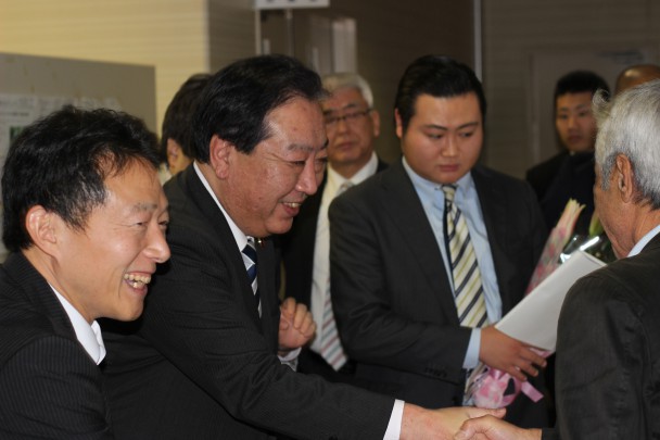会の終了後、参加者を握手で見送る野田幹事長と近藤総支部長