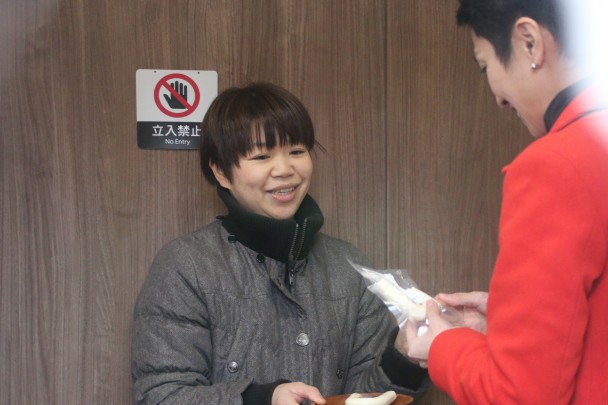 工房でチーズの試食をする蓮舫代表
