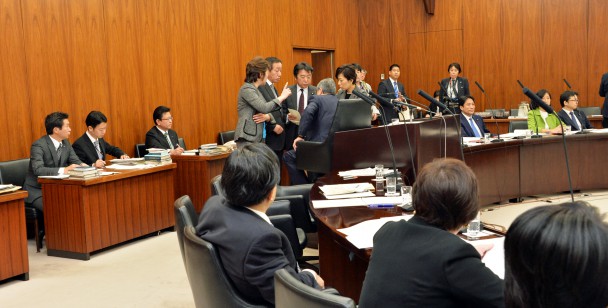 民進党の「実態に合わせた推計」の資料要求に応じない政府の姿勢をめぐり委員会は一時休憩に。問題点を指摘し委員長に詰め寄る足立筆頭理事(中央)