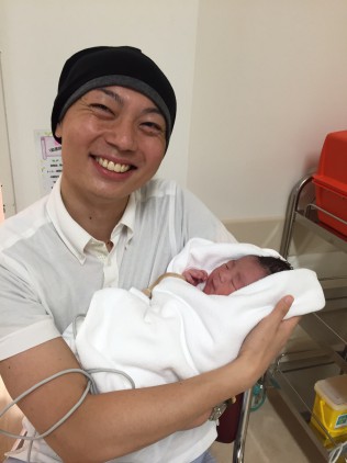 生まれたばかりの長男を抱く故・日比さん(2016年6月)