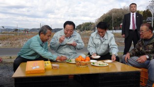 レンコン料理を味わう野田幹事長