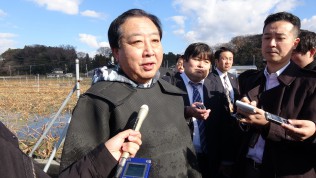 記者の質問に答える野田幹事長