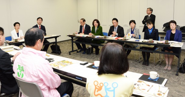 視察の前後、子育て支援の課題に関して意見交換を行った。