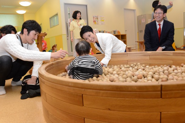 木をふんだんに使った遊具で、赤ちゃんを安心して遊ばせることができる