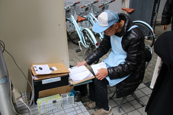 HUBchariで貸し出しの準備をする佐野さん