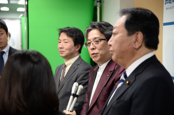 会見時の3人