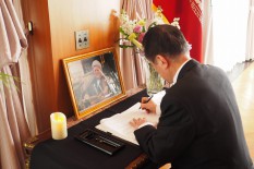 DP Next Minister for Foreign Affairs Fujita signs the book of condolence.
