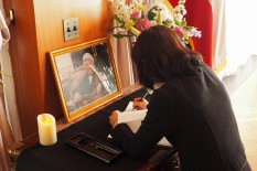 International Dept. Director-General Makiyama signs the book of condolence.