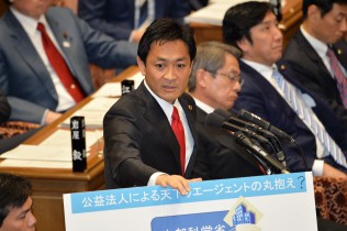 締めくくり総括質疑を行った玉木雄一郎議員