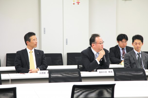 豊洲移転問題の経緯や現状を説明する酒井大史都議ら
