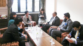 Renho talks with Ambassador Amil