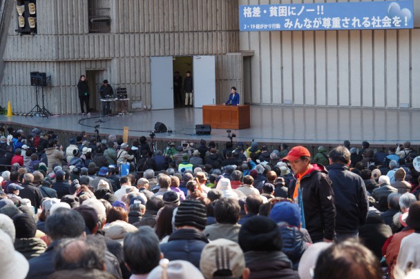 日比谷野音を埋め尽くす集会参加者