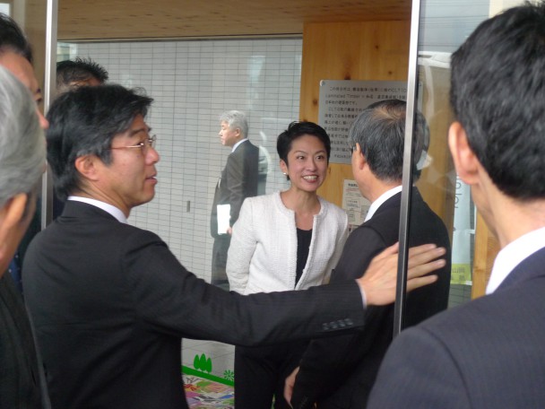 CLT建材を使って建てられた市役所前のバス停
