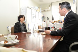 高野理事長から現状と課題について話を聞く福山幹事長代理