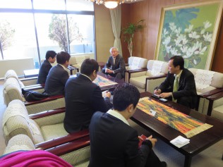 豊中市役所で淺利敬一郎市長と面談