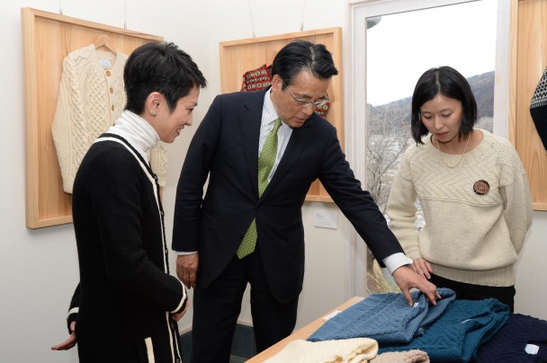 岡田本部長が「春の海」色のせーたを購入