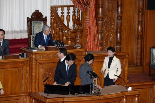 参院本会議で予算3案に反対の青色票を投じる蓮舫代表