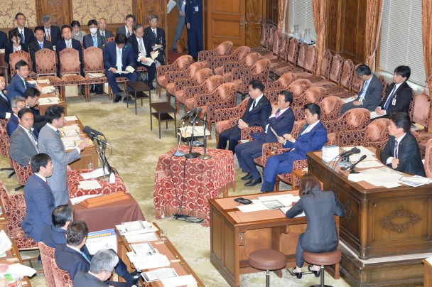 1番手として質問に立った石関貴史議員