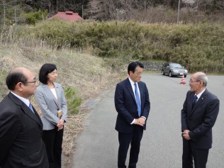 津島活性化センタースクリーニング場で浪江町長と意見交換する岡田本部長ら