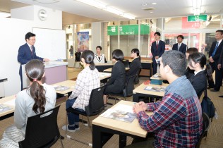 学生らとともに授業に参加する蓮舫代表