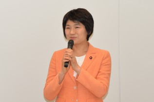 あいさつをする西村議員