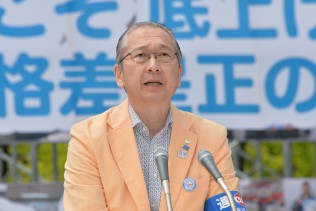 メーデー実行委員長としてあいさつする神津里季生連合会長