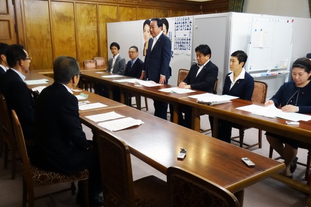 あいさつをする野田幹事長