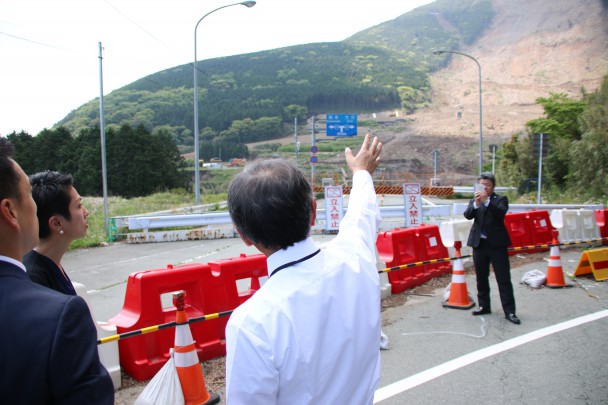 崩落した阿蘇大橋の状況について説明を聞く蓮舫代表