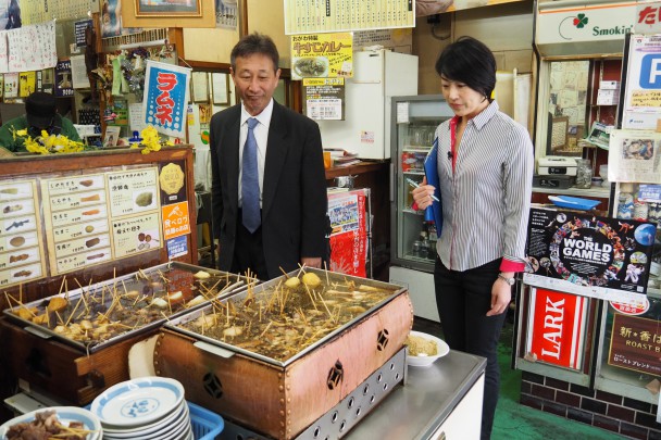 おでんを見守る2人