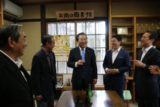 賀茂泉酒造で試飲する野田幹事長