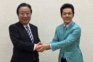 緑川貴士総支部長と握手して激励する野田幹事長