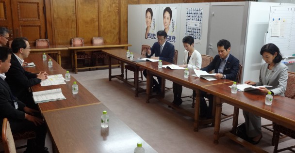 内堀雅雄福島県知事を迎え「ふくしまの復興・創生に向けた提案・要望」に関して提案を受け意見交換した