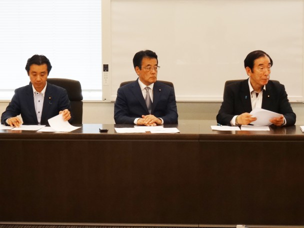 左から初鹿衆院議員、岡田克也常任顧問、髙木常任幹事会議長