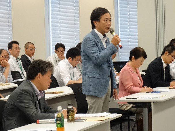 川合孝典民進党政務調査会副会長（厚労部門担当）「材関連労働者の処遇賃金が改善されずに人材が確保されない状態が十数年続いている。国際競争競争力をつけて魅力ある産業に」